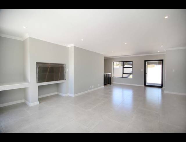 3 BEDROOM TOWNHOUSE FOR SALE IN FRAAIUITSIG